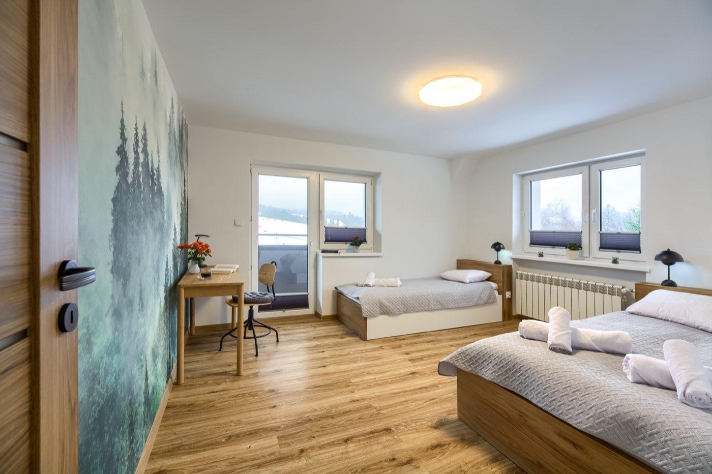 Przestronny salon w apartamencie z widokiem na góry