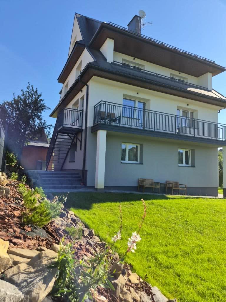 Budynek Apartamentów Słoneczna i ogród
